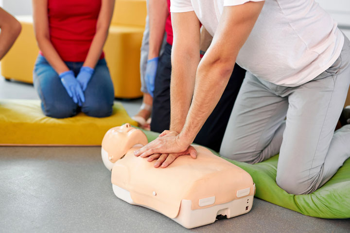 Szkolenia z pierwszej pomocy przedmedycznej dla firm – praktyczne przygotowanie pracowników do sytuacji zagrożenia